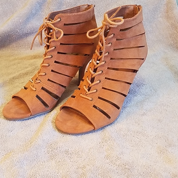 Charming Charlie sz 7 heels - Picture 1 of 7